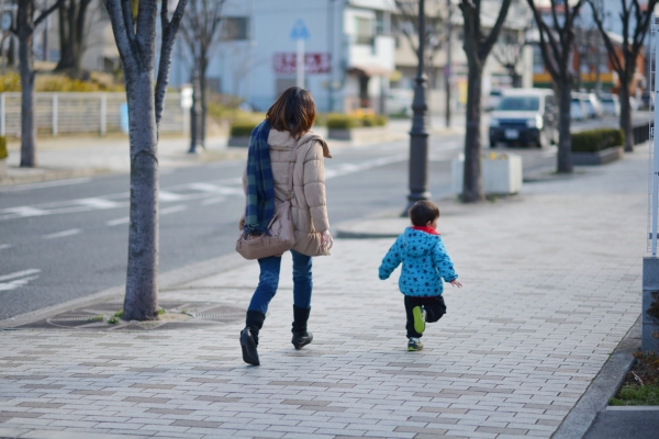 冬着で散歩する親子