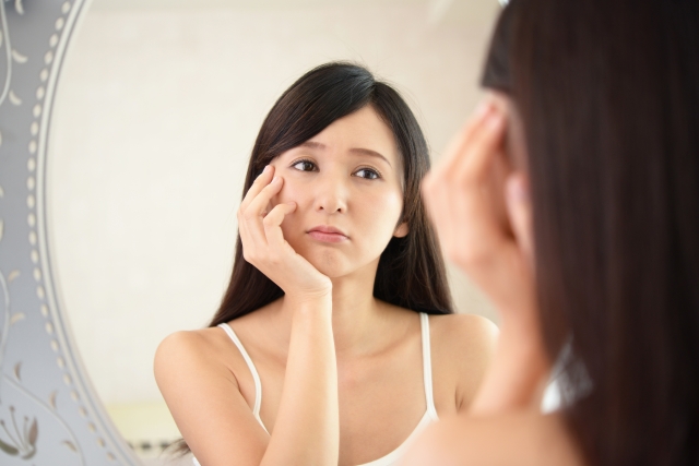 悩む女性