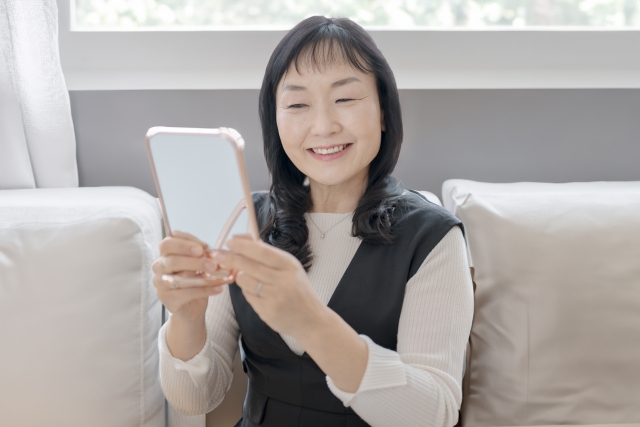 明るい表情の女性