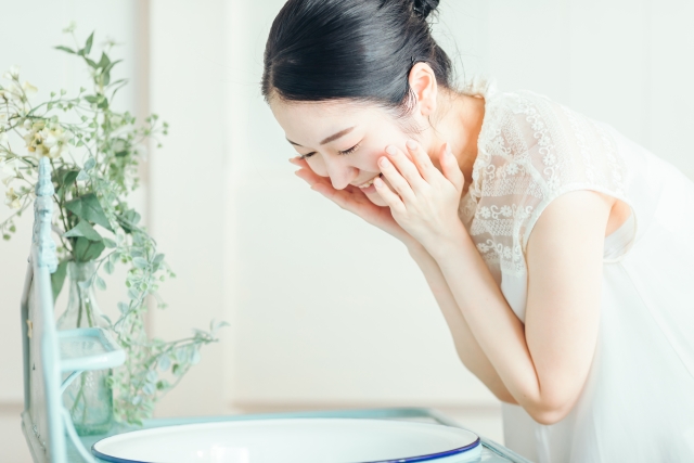 洗顔する女性