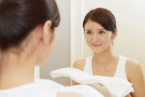 鏡の前の女性