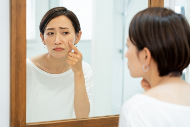 肌に悩む女性