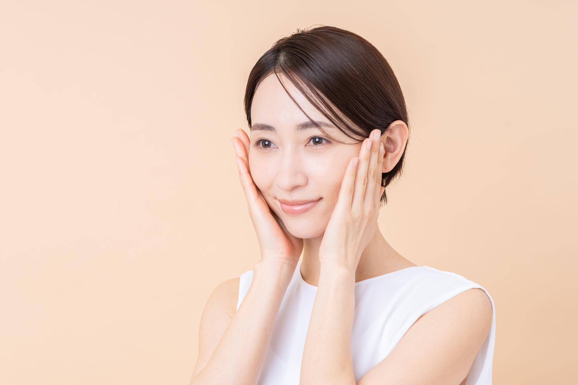 頬を触る女性