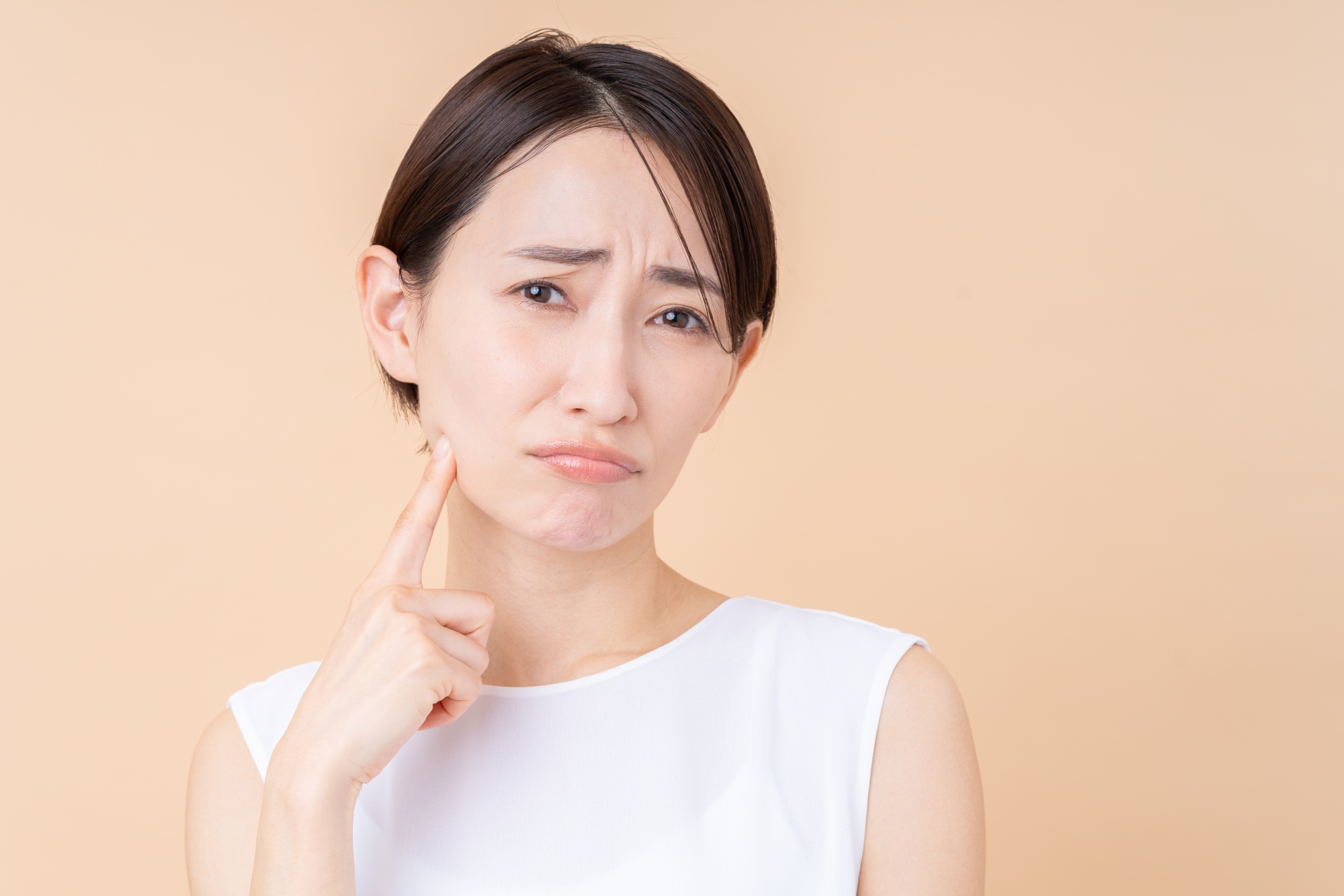 肌に悩む女性