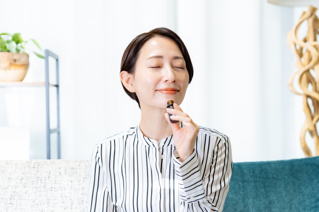 アロマオイルを嗅ぐ女性