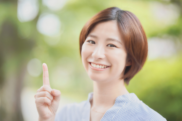 指さし女性