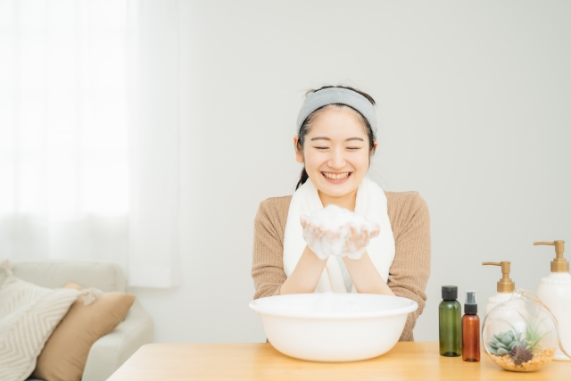 洗顔する女性
