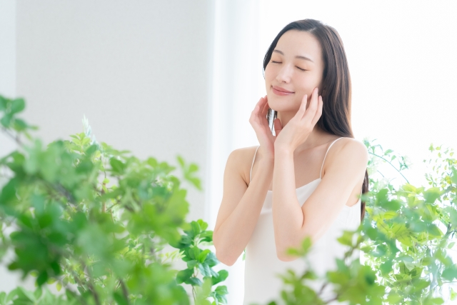頬を触る女性