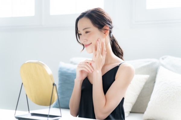 鏡を見る女性