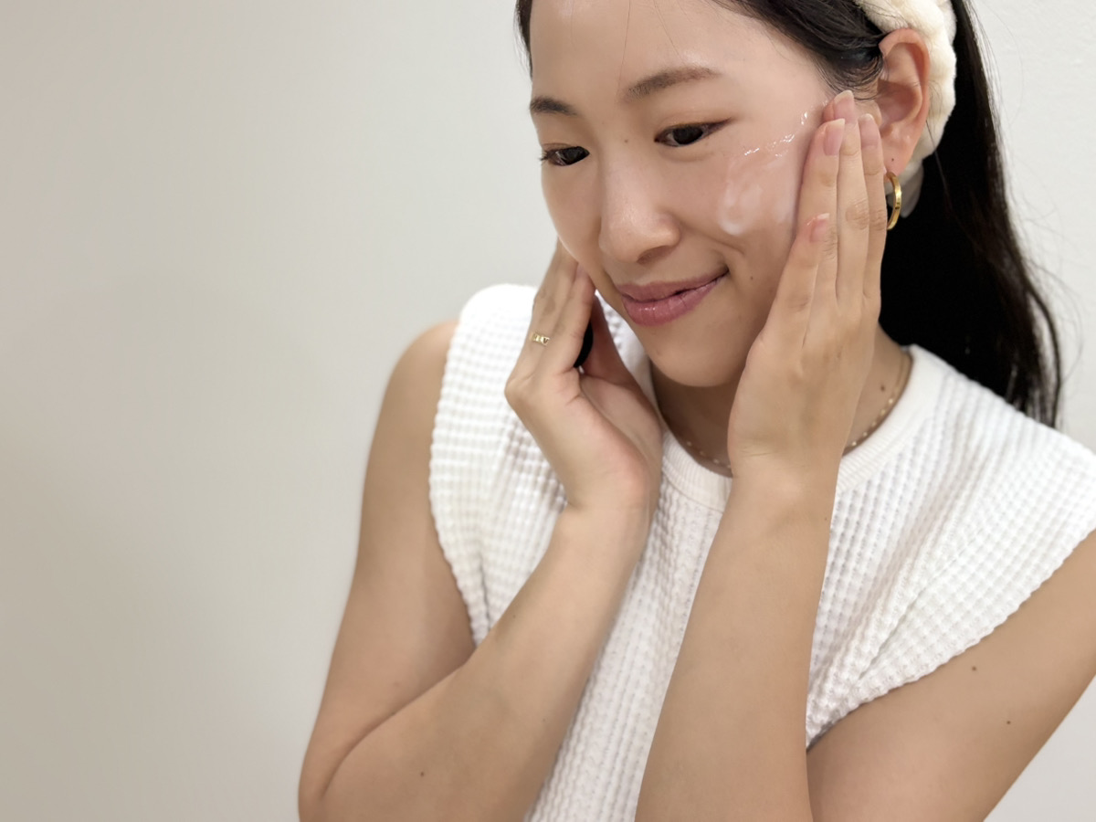 クレンジングを伸ばす女性