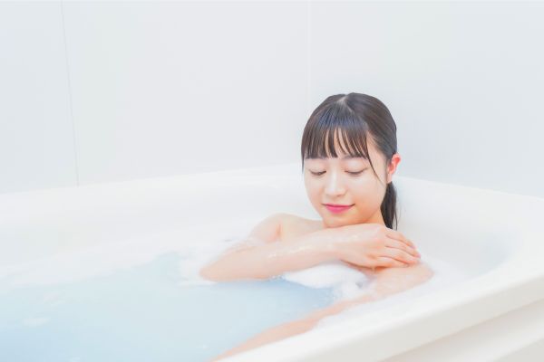 入浴する女性
