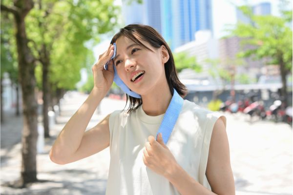 汗をふく女性