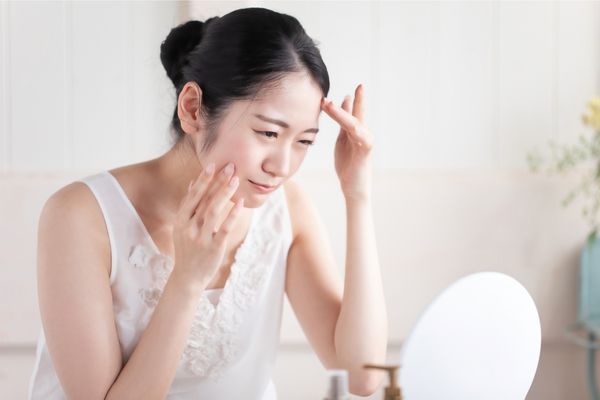 肌に悩む女性