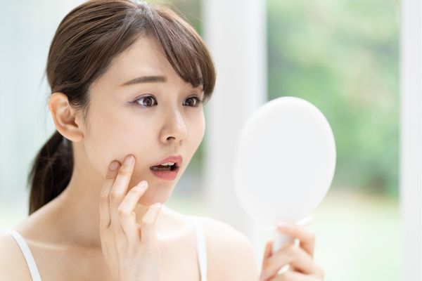 鏡を見る女性