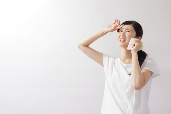 日差しを嫌がる女性