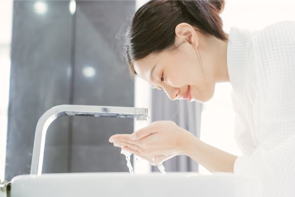 洗顔する女性