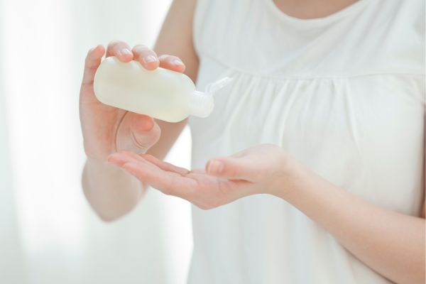 化粧品を手につける