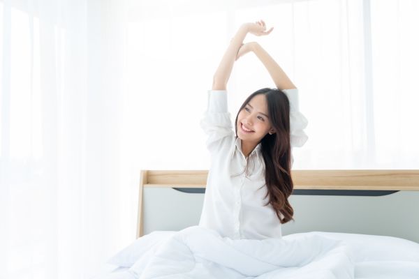 朝起きる女性