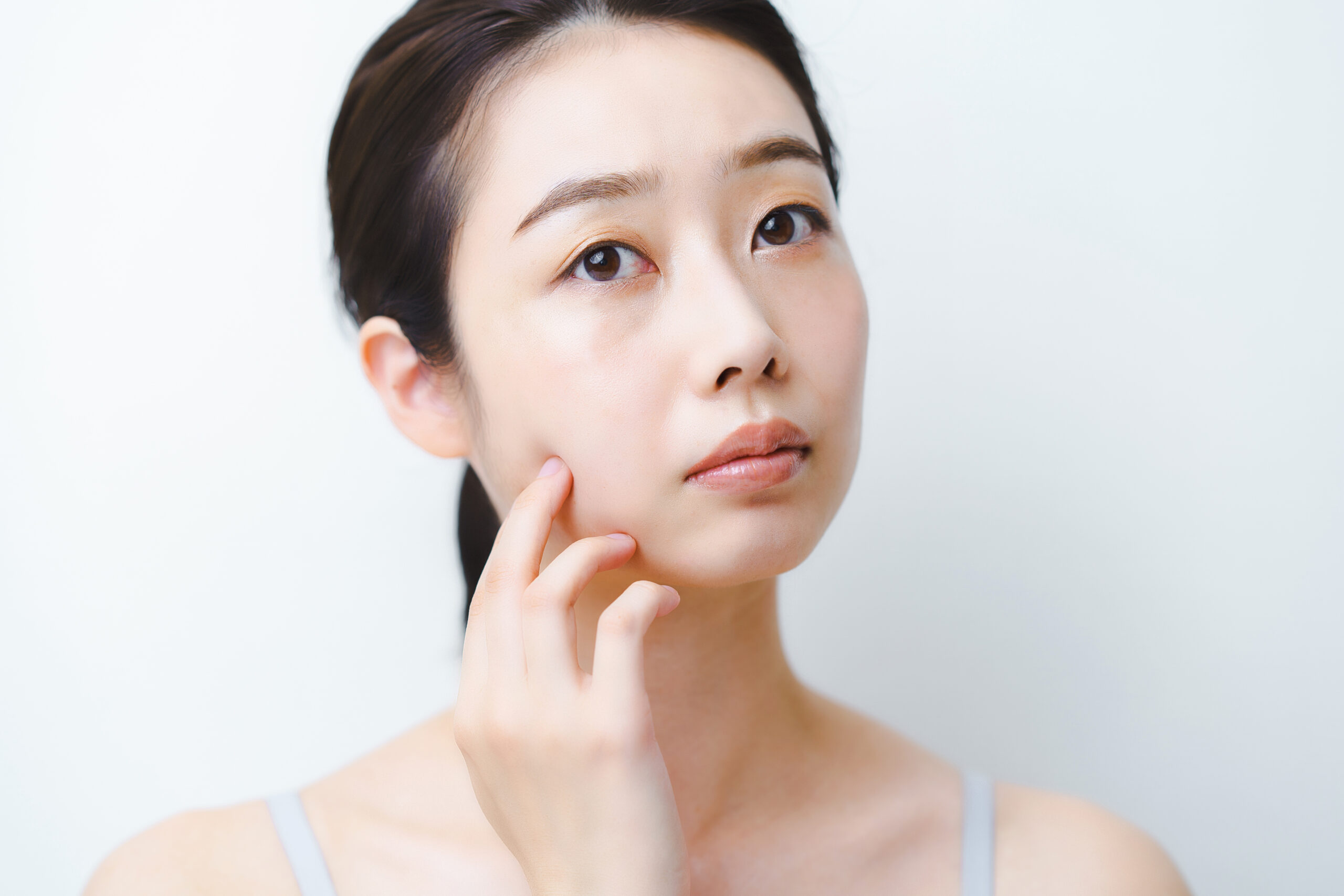 悩む女性