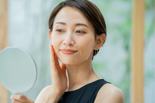 スキンケアの効果を実感する女性