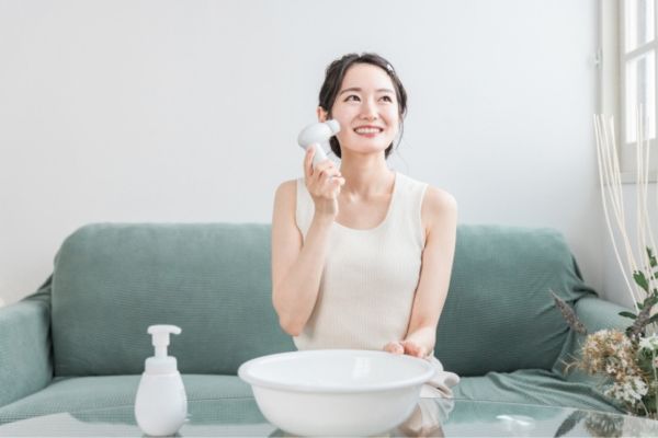 洗顔ブラシを使う女性