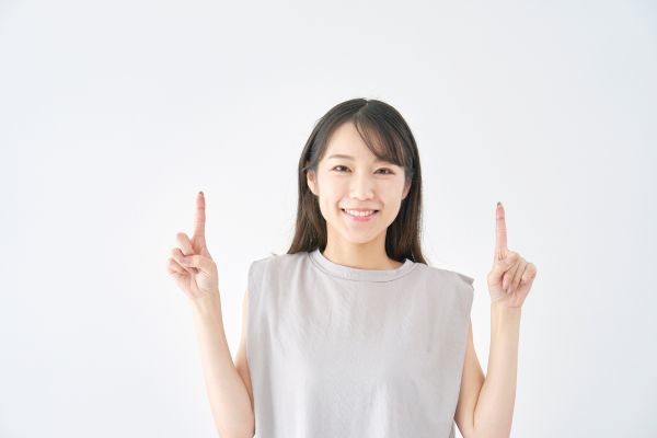 指さす女性