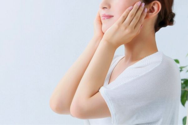 両手で顔を触る