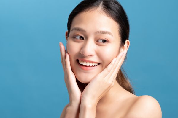 顔を触る女性