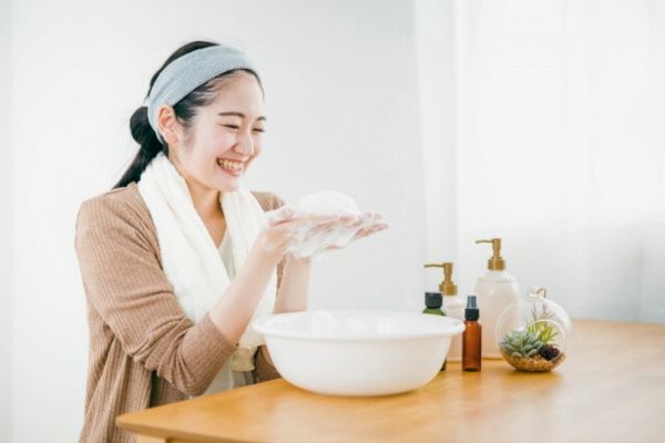 洗顔する女性