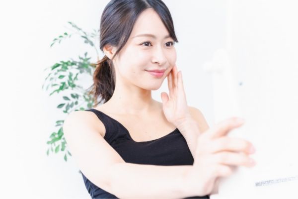 スキンケアする女性