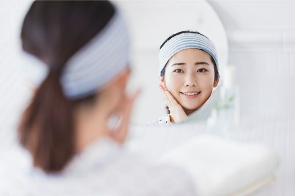 鏡を見る女性
