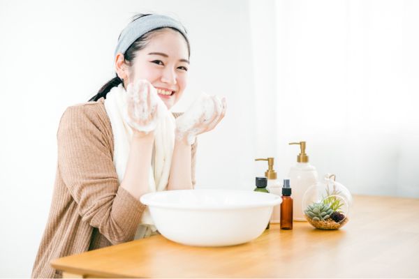 洗顔する女性