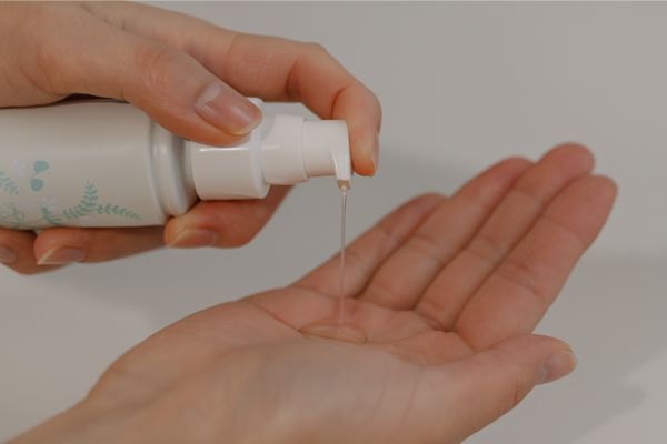 手のひらに化粧水をだす